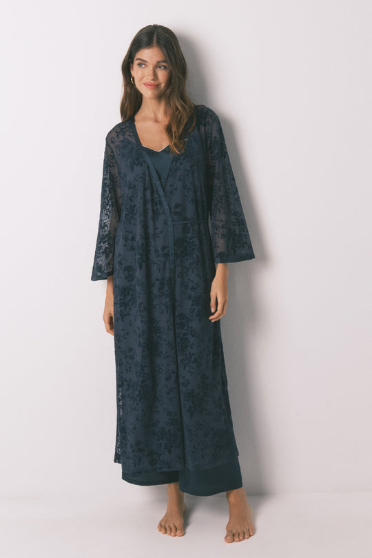 روب ساتان أزرق طويل وواسع