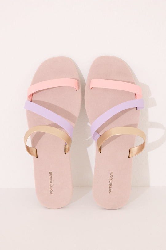 Crossed strap slippers