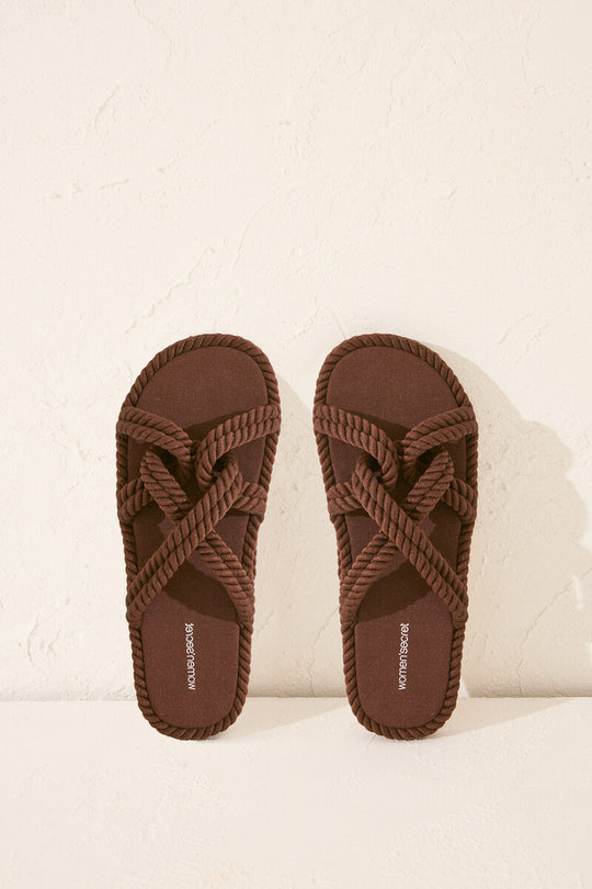 Model:3229068-30 صندل وردي بشرائط متقاطعة بتفصيلة حبل لتثبيت القدم. Model:3229068-30 مثالي لإكمال إطلالتك الصيفية على الشاطئ أو المسبح. ارتديه مع قطع أخرى من نفس المجموعة. مريح للغاية وعصري.