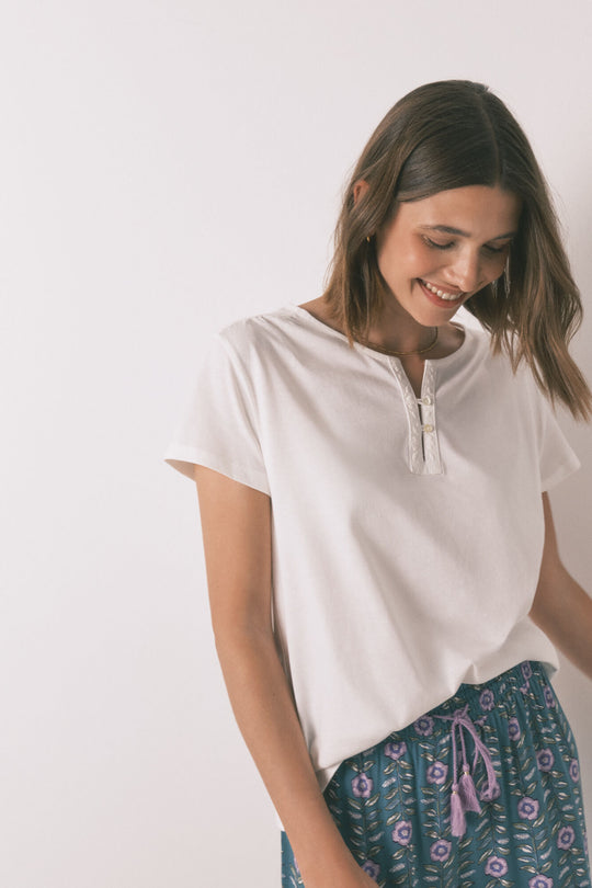 تيشيرت نسائي قطن عاجي 100٪ بأكمام قصيرة