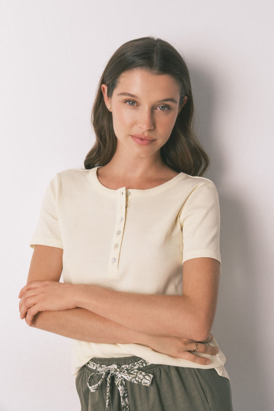 روب أصفر طويل بتصميم لف