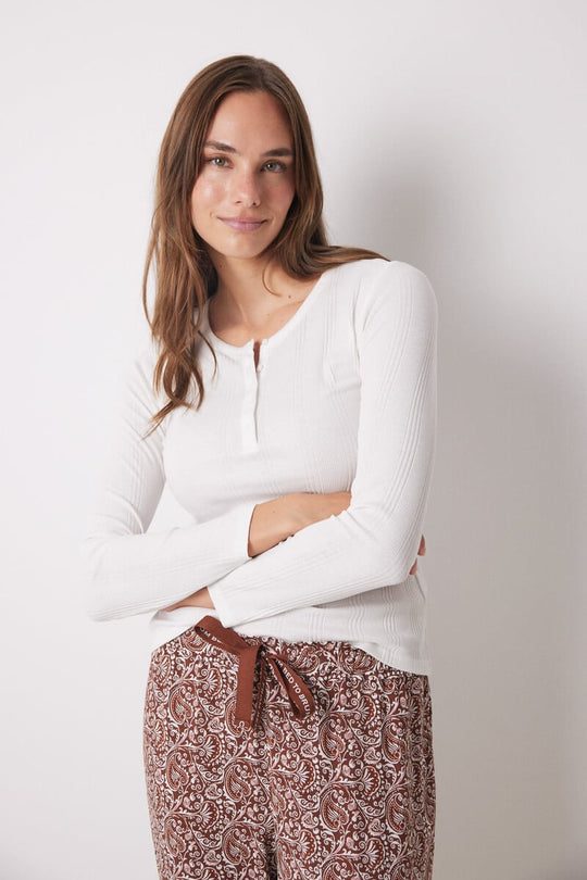 قمصان تي شيرت أساسية قصيرة الأكمام بلون عاجي