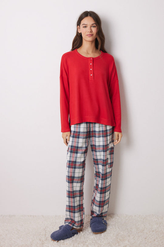 قميص مخمل أحمر بأكمام طويلة