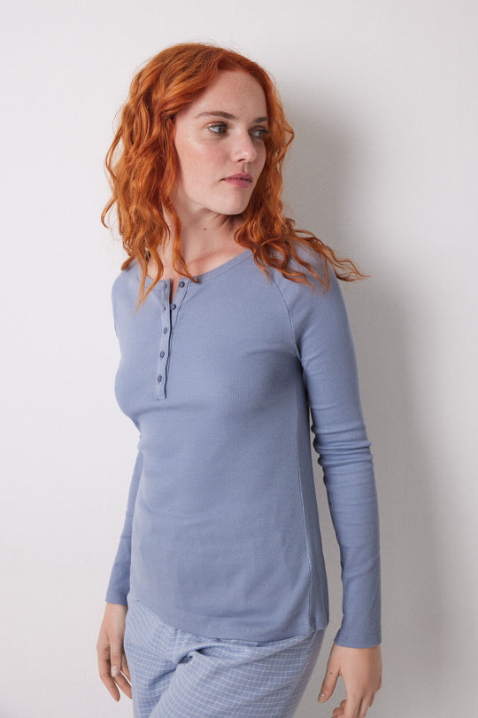 تيشيرت مضلع بأكمام طويلة باللون الأزرق