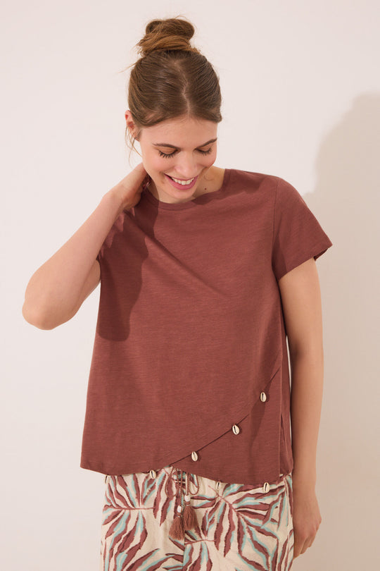 تيشيرت بني بأكمام قصيرة