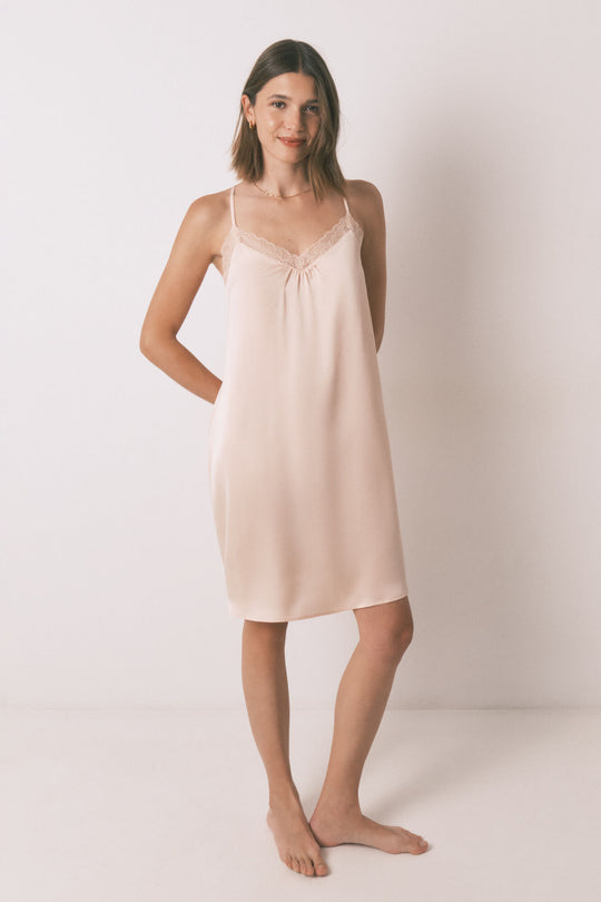 قميص نوم ساتان برتقالي بدانتيل أنيق