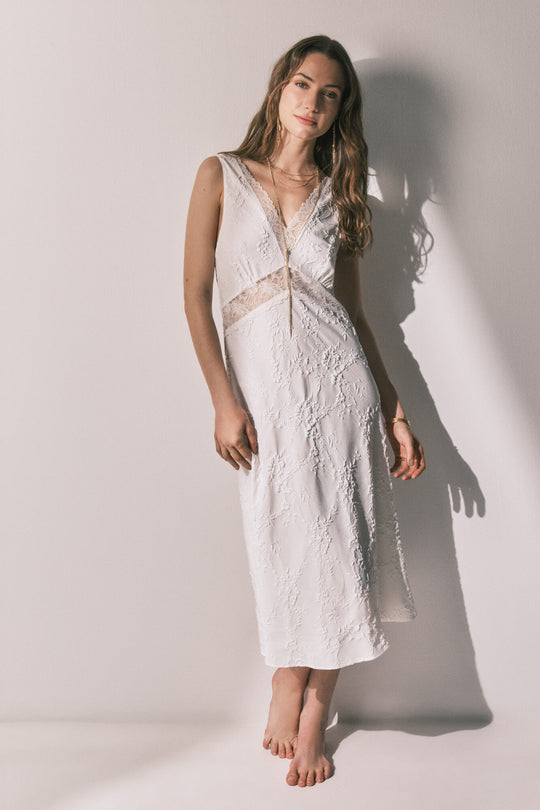 قميص نوم طويل من ساتان الجاكار باللون الأبيض