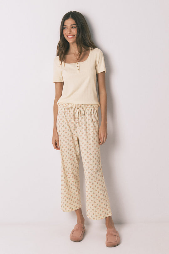 بيجاما كابري قطنية بطبعة زهور باللون الأصفر