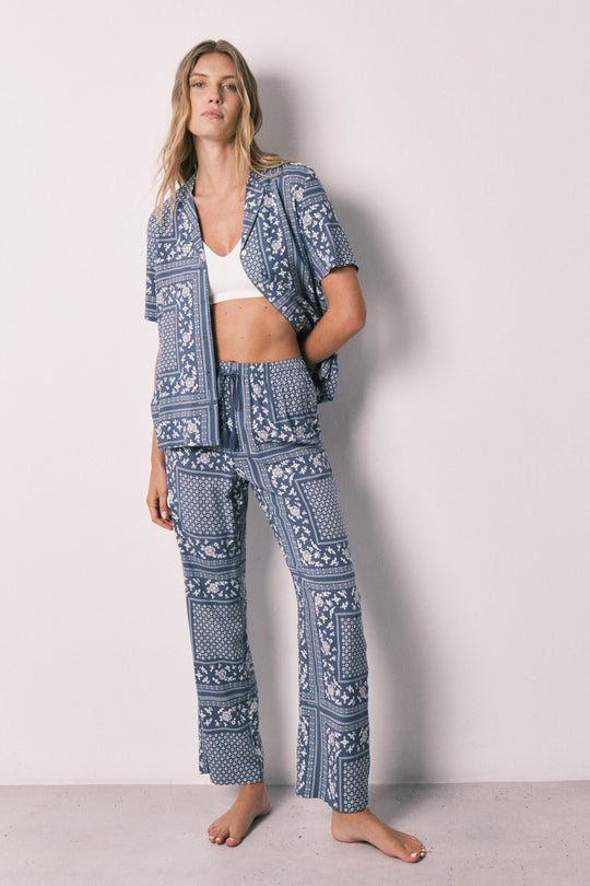 Long-sleeved pajama shirt with short bandana print in blue