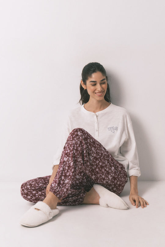 بنطال طويل بطبعة زهور بلون عنابي