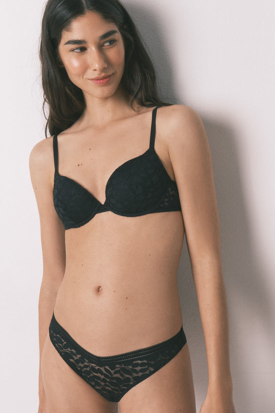 سروال داخلي كلاسيكي أسود بقصة V من الدانتيل