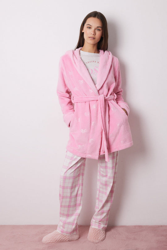 روب فائق الفخامة باللون الوردي الجارة الشقراء