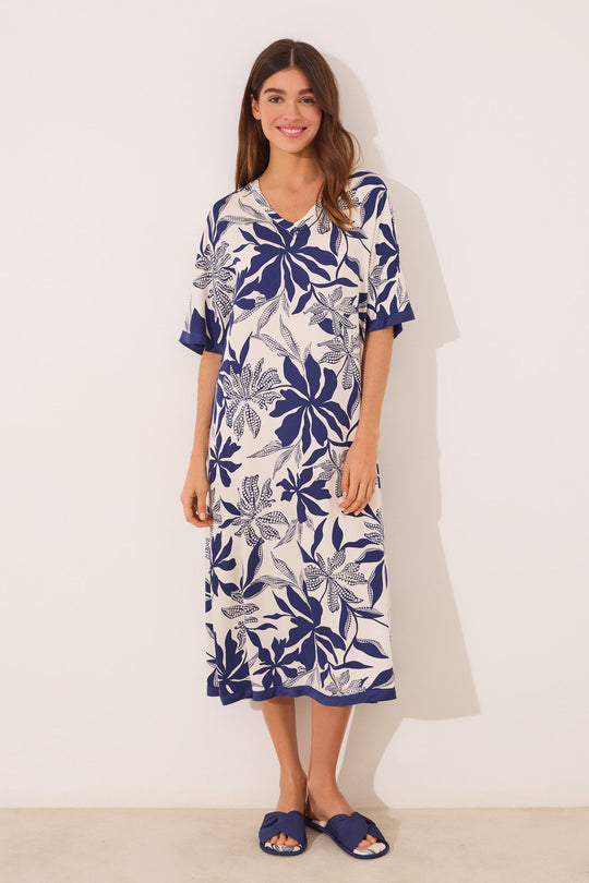 Model:4479831-10 فستان طويل مصنوع من قماش فيسكوز ساتان بلون أزرق بنقشة زهور متباينة. Model:4479831-10 مثالي للشاطئ أو المسبح أو حتى لإطلالات الشارع. بياقة V وأكمام 3/4. تفصيلة بايبينغ متباينة. يتناسق مع قطع وإكسسوارات أخرى من نفس المجموعة.