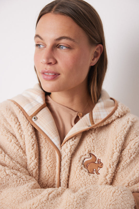 معطف قصير بتأثير الفرو الصناعي باللون الرملي 