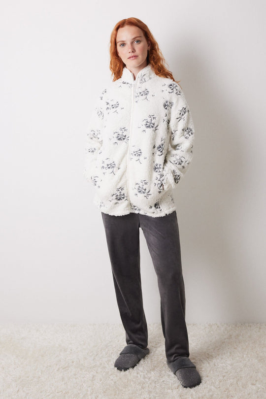 روب شيرلينغ مزيف أبيض مع زهور