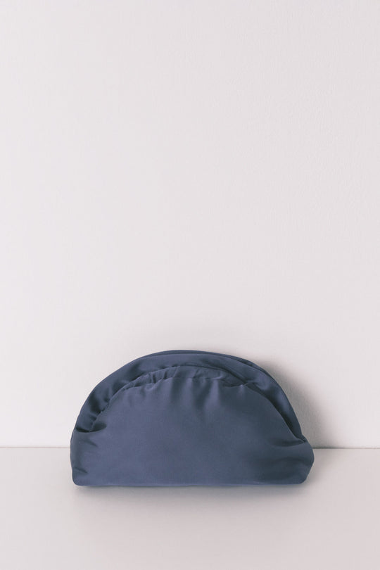 حقيبة مكياج من الساتان الأزرق بغطاء إغلاق