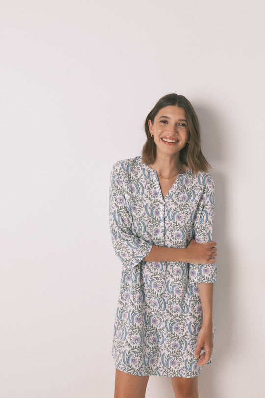 توب نسائي بحمالات وكم 3/4 مزين بزهور خضراء