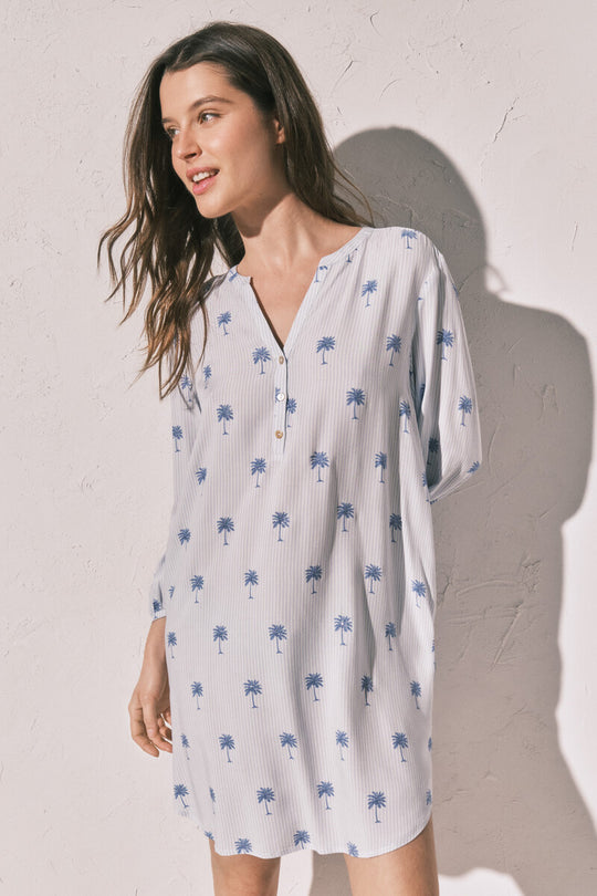 قميص بأكمام قصيرة بطبعة خطوط نخيل