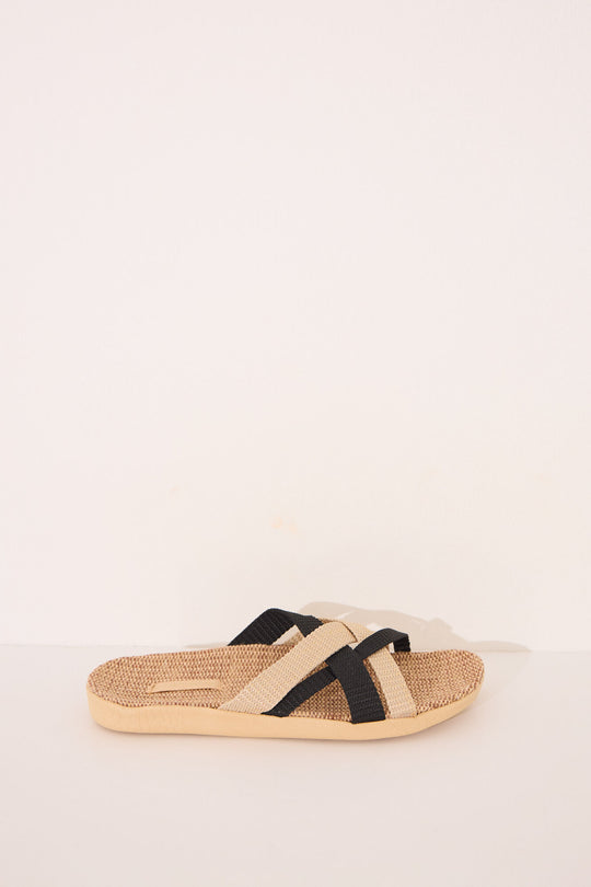 صندل نسائي من الرافيا بشرائط متقاطعة