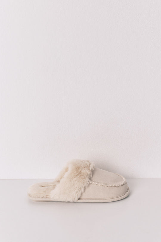 Beige synthetic fur slippers
