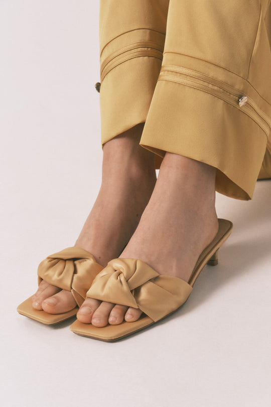 صندل ساتان بكعب قصير بلون المستردة