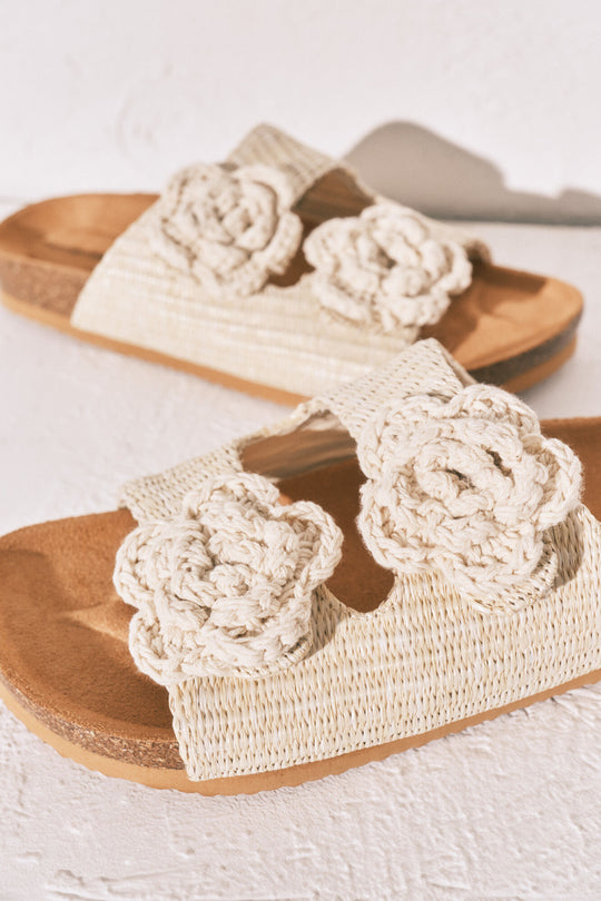 Beige raffia crochet flower sandals