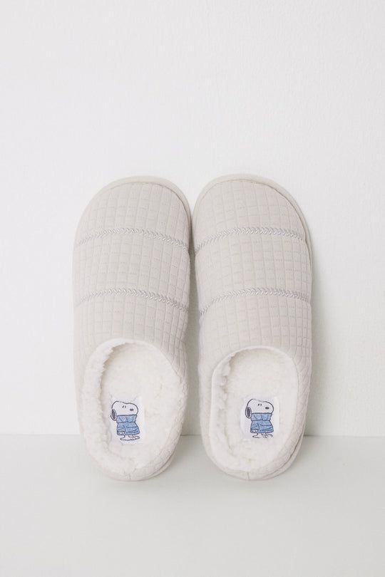 Beige padded closed slippers