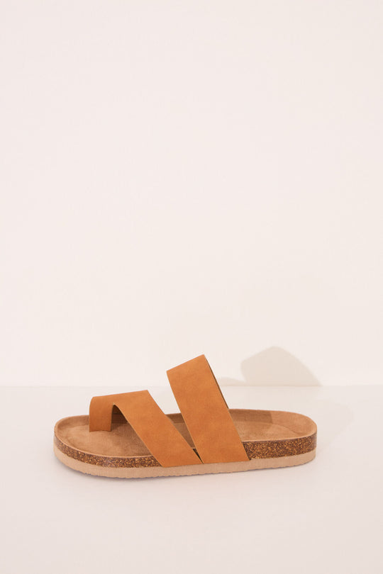 Model:4999719-38 صندل بنعل بيولوجي باللون البني مع شرائط عريضة باللون البيج لتثبيت القدم. Model:4999719-38 مريح جدًا وعصري. مثالي لإكمال إطلالتك الصيفية وارتدائه على الشاطئ أو المسبح. ارتديه مع قطع أخرى من نفس المجموعة.