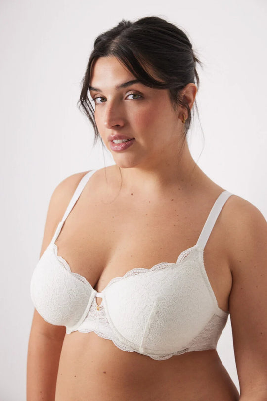 حمالة صدر كلاسيكية مبطنة من الدانتيل الأبيض